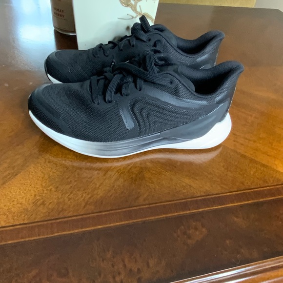 NWT. lululemon black Athletic running Shoes/Blissfeel run 2. Size 7W - Picture 8 of 8